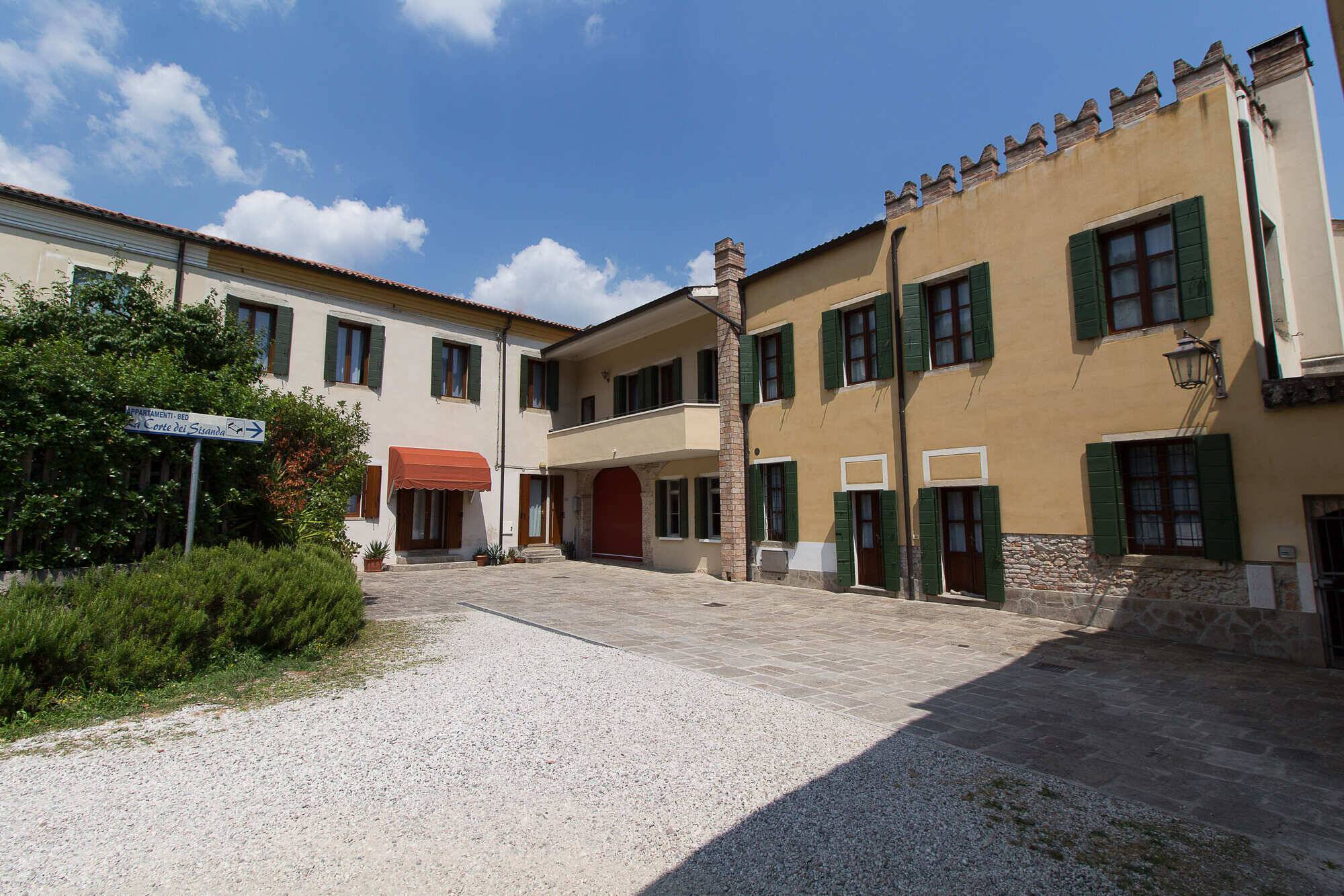 Appartamenti & Casa Vacanze La Corte dei Sisanda
